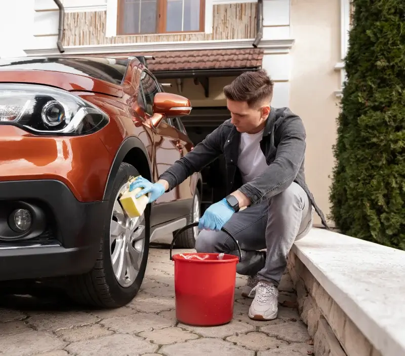 Lavage auto à domicile Écouis : professionnel intervenant sur un véhicule